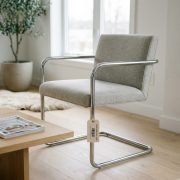 Chaise cantilever neuve avec étiquette de prix dans un salon scandinave minimaliste aux tons clairs