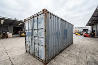 Container industriel technique en acier galvanisé sur un chantier industriel avec quai de chargement