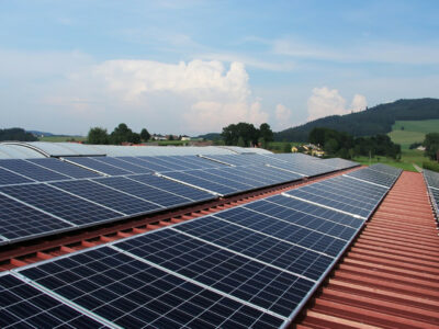 Les hangars photovoltaïques : un choix rentable pour votre investissement écologique
